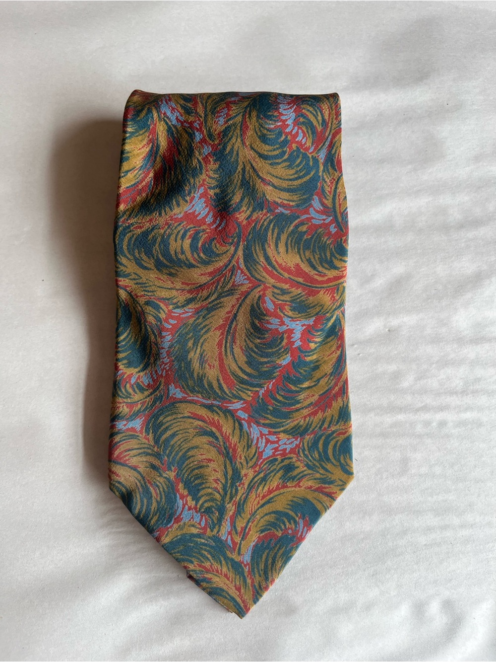 Vintage Claiborne Burgundy Feather Design Silk Classic Neck Tie